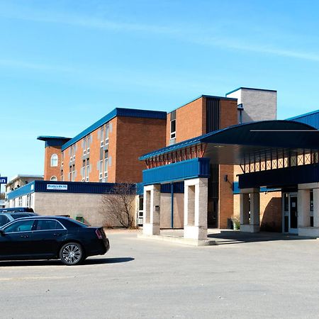 Days Inn By Wyndham Estevan Bagian luar foto