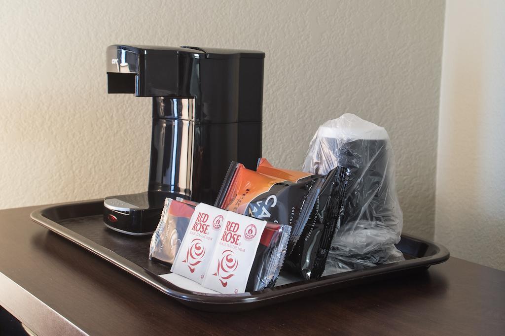 Days Inn By Wyndham Estevan Bagian luar foto