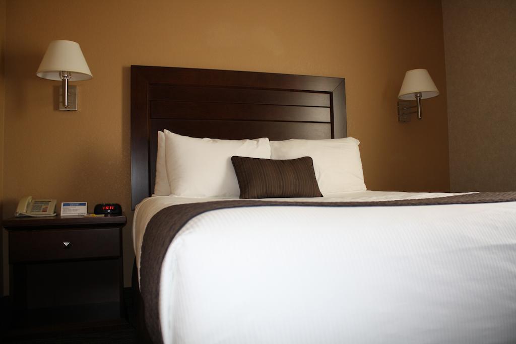 Days Inn By Wyndham Estevan Bagian luar foto
